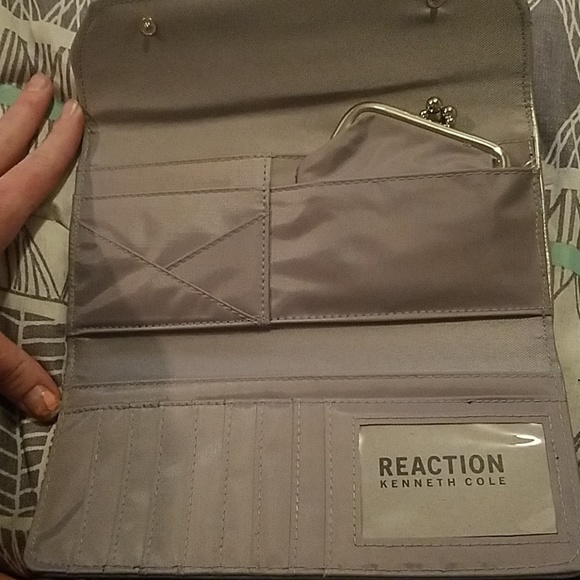 Silver Kenneth Cole wallet - Picture 3 of 3